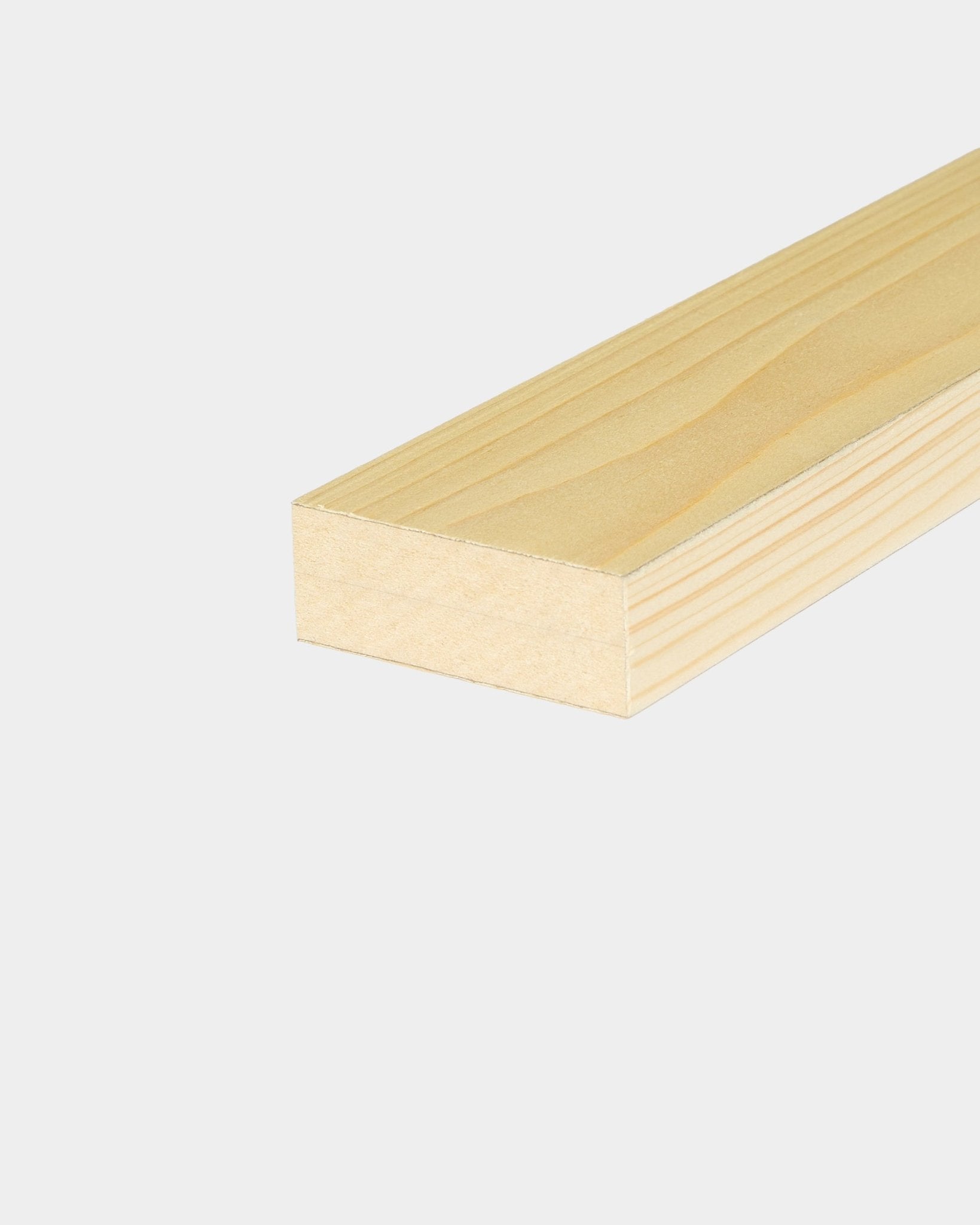 Lamelle de finition WoodUpp / Alp, 6,7 cm : latte en bois au ton clair avec veinage visible, conçue pour les panneaux acoustiques Akupanel, présentée sur un fond blanc uni.